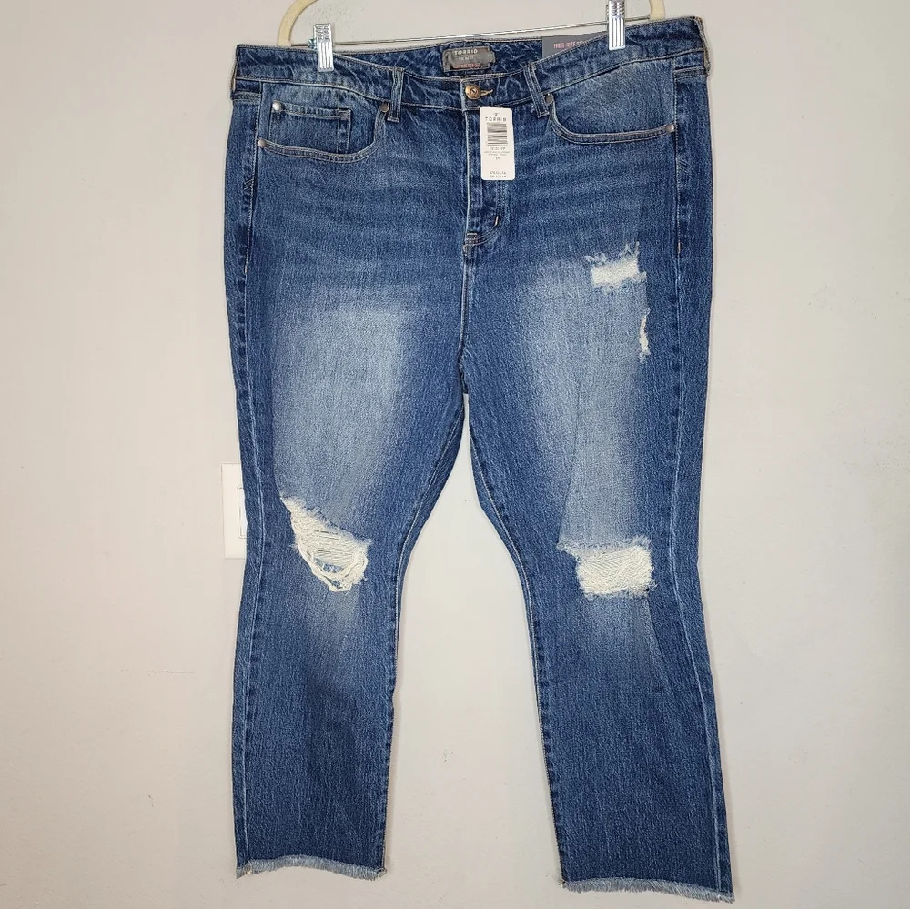 NWT Torrid Straight Highrise Distressed Jeans Button Fly‎ Women's size 18 Short